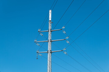 Poste elétrico de alta tensão com uma antena no topo para telecomunicações sem fios para dispositivos fixos e móveis - obrazy, fototapety, plakaty