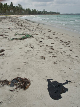 Tar pollution on beach due to oil spillages from shipping in Bintan Island, Sumatra, Indonesia, Southeast Asia, Asia