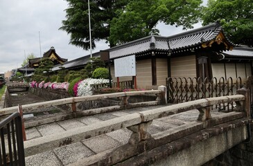 A Japanese temple : the scene of an entrance gate to the precincts of Nishi-hongan-ji Temple in Kyoto City