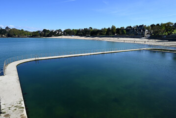 Piscine d'eau de mer du Prieuré avec la plage du Prieuré au second plan