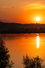 Romantyczny wschód słońca nad jeziorem w letni dzień