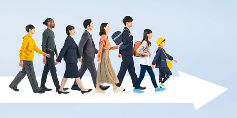 前に向かって歩く様々な世代・国籍の人々