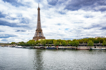 Fototapeta na wymiar Sunrise view of the Eiffel Tower in Paris