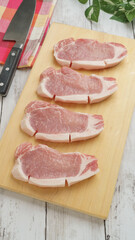 まな板の上の豚ロース肉