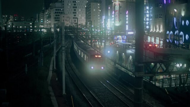 夜の池袋を走行する電車