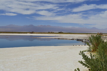 Lagoas escondidas com cordilheira ao fundo