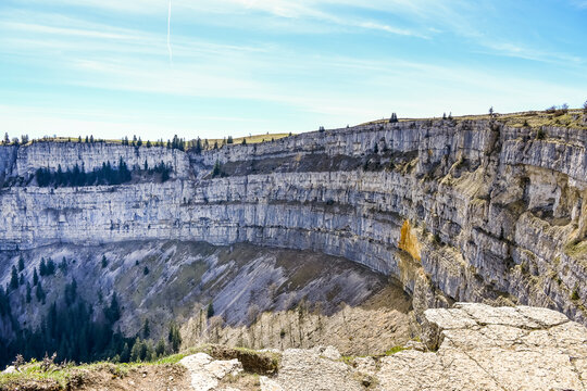 Creux du Van, Val-de-Travers, Noiraigue, Felsenarena, Felsen, Wanderweg, Aussichtspunkt, Panorama, Areuse-Schlucht, Neuenburg, Waadt, Jura, Fr&uuml;hling, Schweiz
