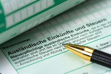 Steuererklärung für Finanzamt mit Formular - obrazy, fototapety, plakaty