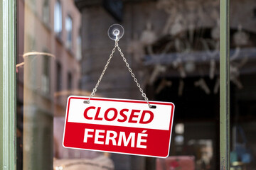 Closed sign in English and French