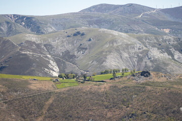 Penouta, a town in the council of Allande in Asturias with the Monón grasslands and Alto de la Marta in the background