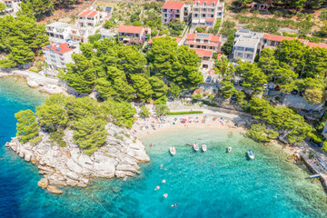 Aerial view of Punta Rata beach with boats and azure sea in Brela, Croatia, Dalmatia, Croatian azure coast - obrazy, fototapety, plakaty