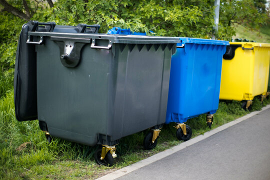 Segregacja odpad&oacute;w, kolorowe kosze na śmieci.