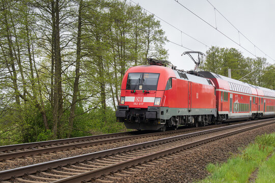 Deutschland , Ragow , 22.04.2024 , Ein Zug der Linie RE 2 mit Doppelstockwagen