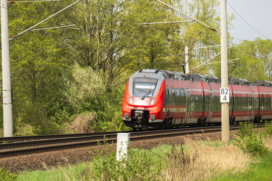Deutschland , Ragow , 22.04.2023 , Ein Zug der Baureihe 442 ist unterwegs nach Senftenberg .