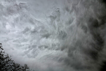 Nuages impressionnants et terrifiants dans le ciel pendant un orage