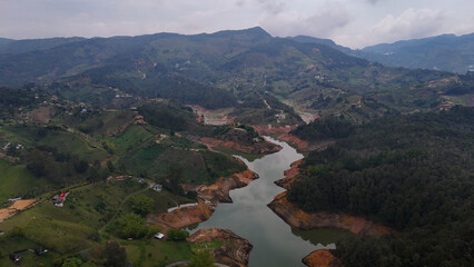 Fototapeta na wymiar Foto aérea tomada en la represa de Guatapé, se observa el bajo nivel del agua, debido a la sequía producida por el fenómeno del Niño