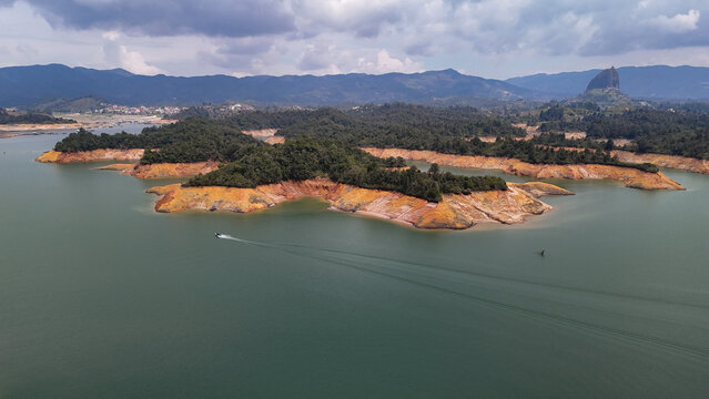 Foto a&eacute;rea tomada en la represa de Guatap&eacute;, se observa el bajo nivel del agua, debido a la sequ&iacute;a producida por el fen&oacute;meno del Ni&ntilde;o