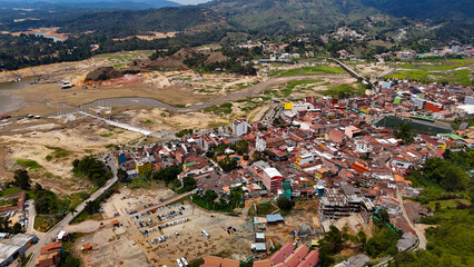Foto aérea del Municipio de Guatapé en Antioquia.   se observa el bajo nivel del agua de la...