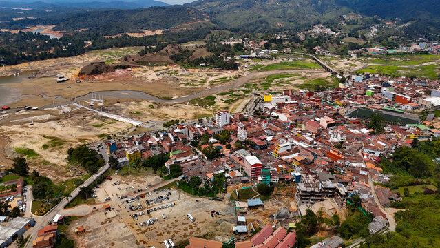 Foto a&eacute;rea del Municipio de Guatap&eacute; en Antioquia.   se observa el bajo nivel del agua de la represa, debido a la sequ&iacute;a producida por el fen&oacute;meno del Ni&ntilde;o
