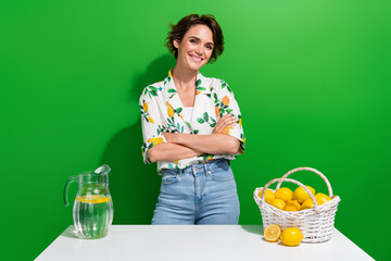 Photo of optimistic charming young woman video content creator video how cook easy receipt fresh lemonade isolated on green color background - obrazy, fototapety, plakaty