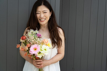 花束を持つ50代女性