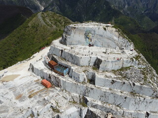 Il murales che raffigura il David di Michelangelo realizzato dallo street artist Kobra sulla cima di una cava di marmo a Colonnata, Carrara