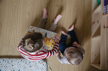 Un enfant et un bébé qui lisent un livre ensemble
