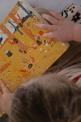 Obraz premium Enfant qui lit un livre dans un lit