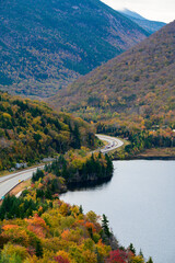 Obraz premium view of the lake and road in fall