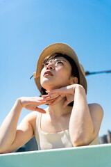 麦わら帽子をかぶった女性