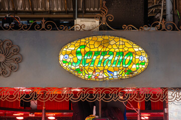 Tiffany Schild mit der Aufschrift Serrano an einem Marktstand des Mercado de la Boqueria in...