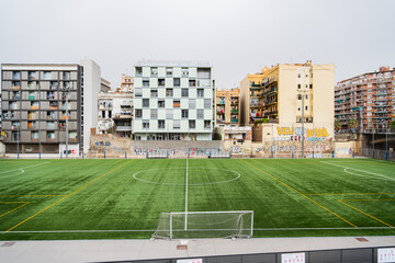 Fußballplatz in der Innenstadt von Barcelona, umgeben von mehrgeschossigen Häusern, Barcelona, Spanien