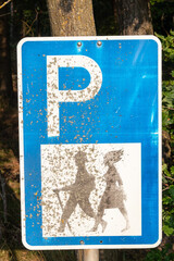 Verkehrszeichen kennzeichnet Wanderparkplatz
