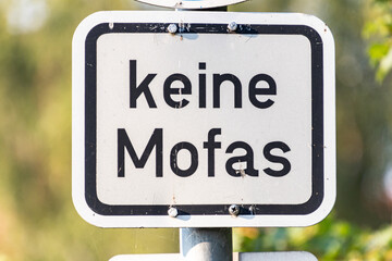 Verkehrszeichen verbietet Durchfahrt für Mofa