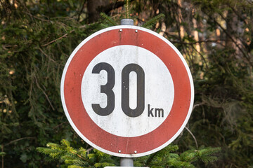 Verkehrszeichen kennzeichnet Tempolimit von 30 km/h