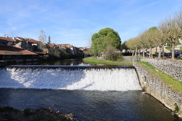 La rivière Jordanne dans la ville, ville de Aurillac, département du Cantal, France