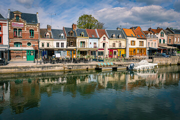 Amiens, quartier Saint Leu avec ses terrasses de cafés au bord de l'eau.