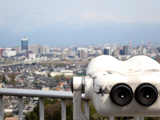 富山市街地街を見下ろす双眼鏡　剱岳　立山連峰