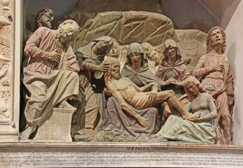 compianto sul Cristo morto; grande composizione in cotto nel Duomo di Como - obrazy, fototapety, plakaty