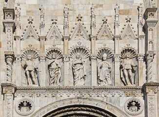 nicchie con Maria e Santi; facciata del Duomo di Como