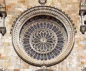 il rosone in facciata del Duomo di Como