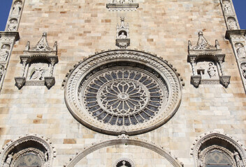 Fototapeta na wymiar rosone e decorazioni della facciata del Duomo di Como
