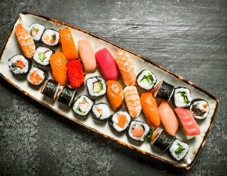 charola con variedad de sushi.
