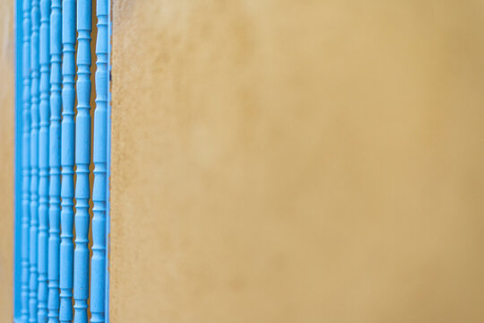pared siena con ventana verjas azules