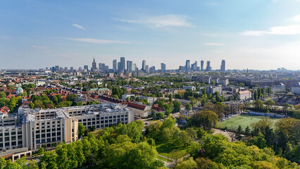 Fototapeta na wymiar Warszawa, panorama miasta, niebieskie niebo i delikatne chmury