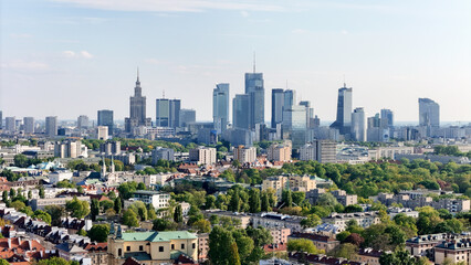 Warszawa, panorama miasta, niebieskie niebo i delikatne chmury - obrazy, fototapety, plakaty