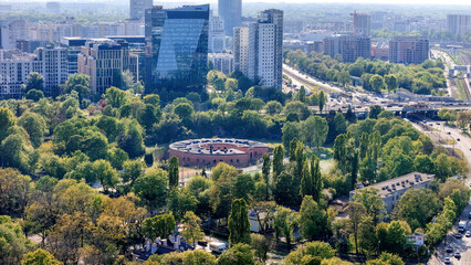 Warszawa, panorama miasta, niebieskie niebo i delikatne chmury