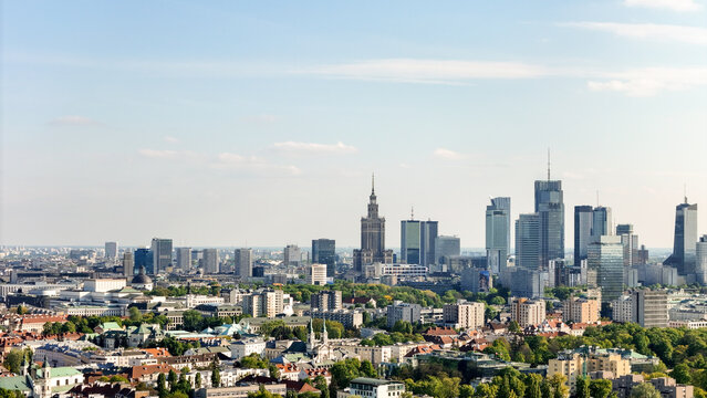 Warszawa, panorama miasta, niebieskie niebo i delikatne chmury
