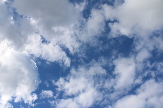 Fotografía del cielo con nubes que abarcan toda la imagen tomada durante el atardecer