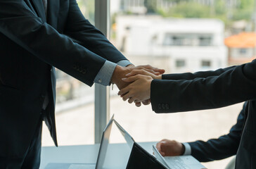 企業のオフィス・会議室で握手をして契約を結ぶビジネスマン
 - obrazy, fototapety, plakaty